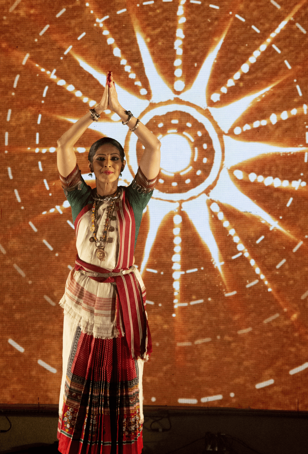 When Walls Dance - Performance with animated wall projections